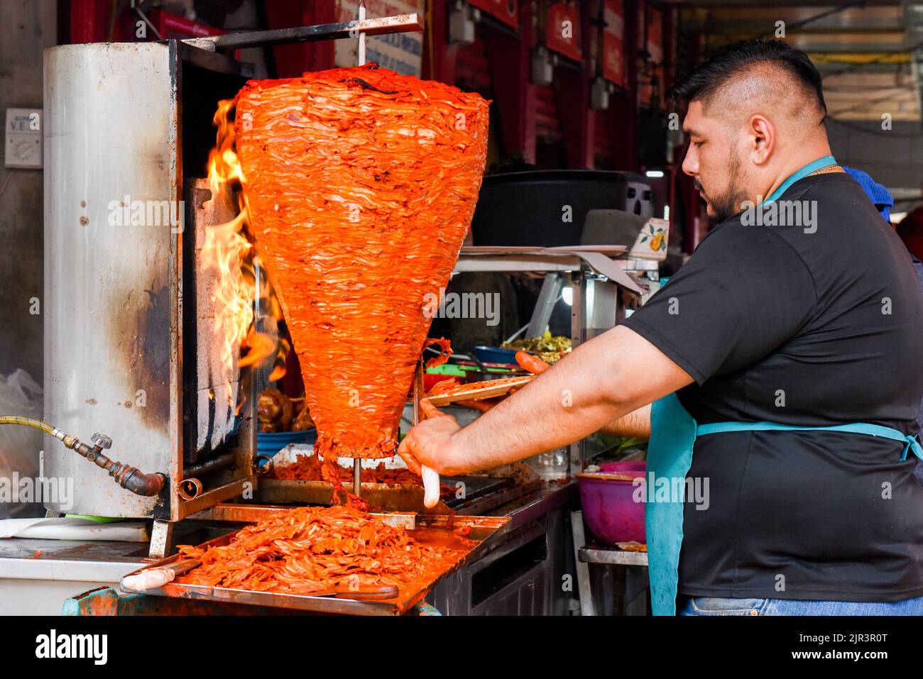 Mann, der Al-Pastor-Fleisch (mexikanische Version des libanesischen Shawarma) zubereitet, Lucas de Galvez-Markt, Merida, Mexiko Stockfoto