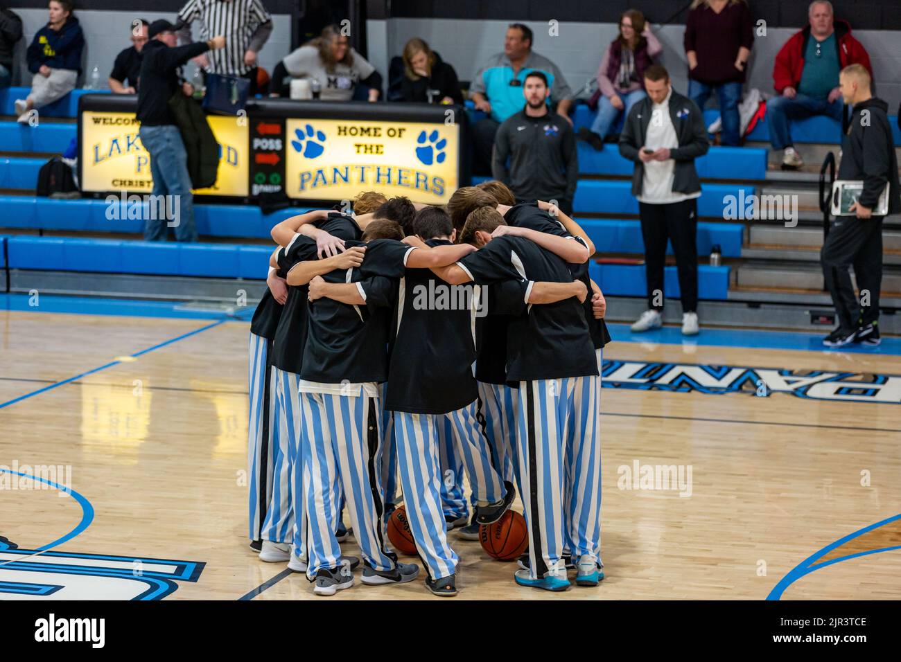 Das Lakewood Park Panthers Varsity-Basketballteam versammelt sich, um vor einem High-School-Spiel für Jungen in Auburn, Indiana, USA, zu beten. Stockfoto