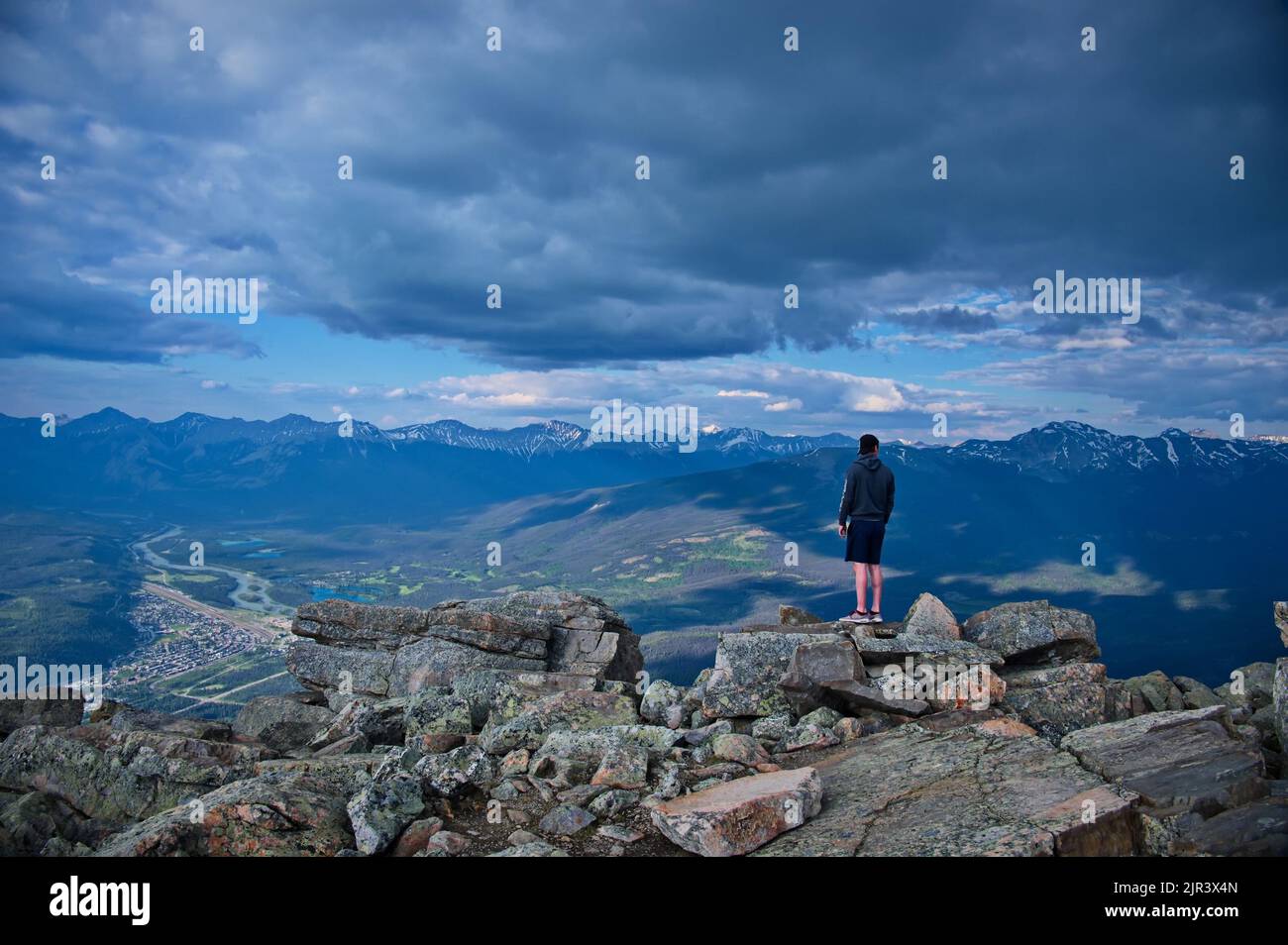 Reifer Mann am Rande der Klippe Stockfoto