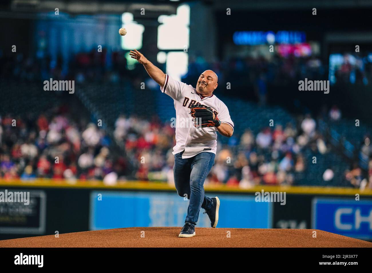 Fox NFL Sunday Cast Mitglied Jay Glazer wirft die erste Seillänge bei einem MLB Baseballspiel zwischen den Arizona Diamondbacks und St. Louis Cardinals, Sun Stockfoto