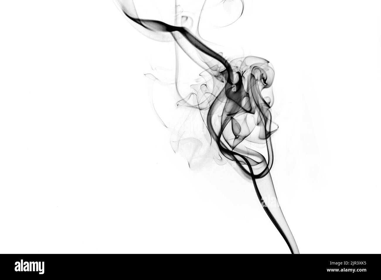 Eine abstrakte Form von Rauch isoliert auf weißem Hintergrund. Stockfoto