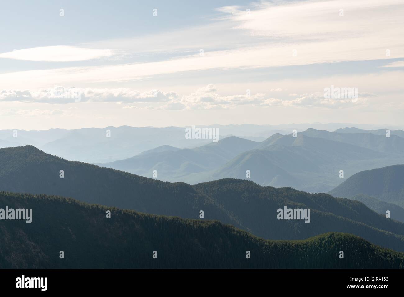 Ariel-Lagenansicht der Bergkette in Montana in der Nähe des Glacier National Park. Stockfoto
