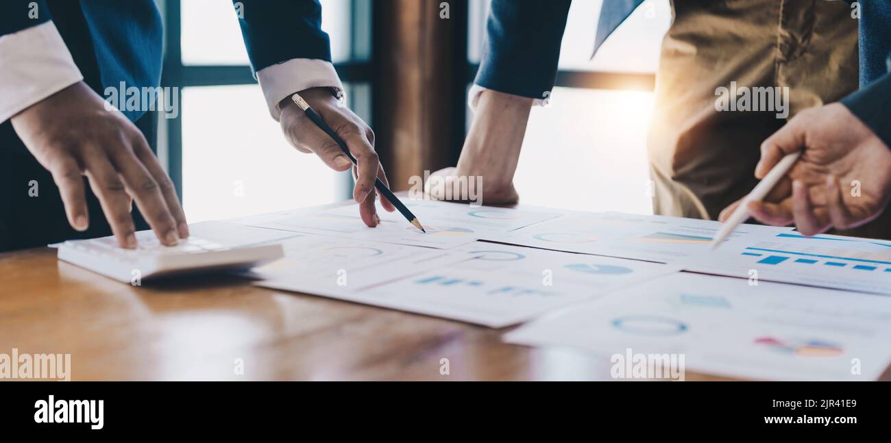 Business People Planning Strategy Analysis aus Finanzdokumentbericht, Office Concept Stockfoto