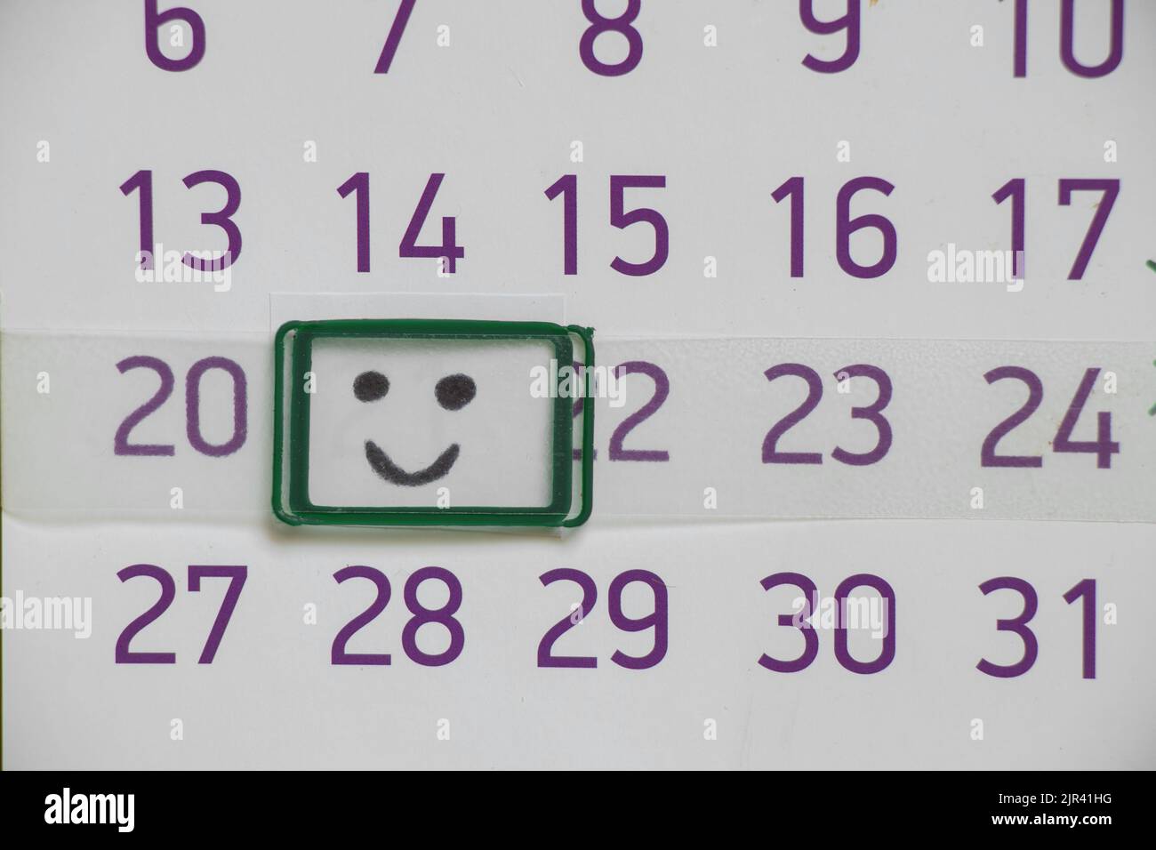Kalender mit einem gemalten Lächeln an einem Tag für den Hintergrund, gute Laune Stockfoto
