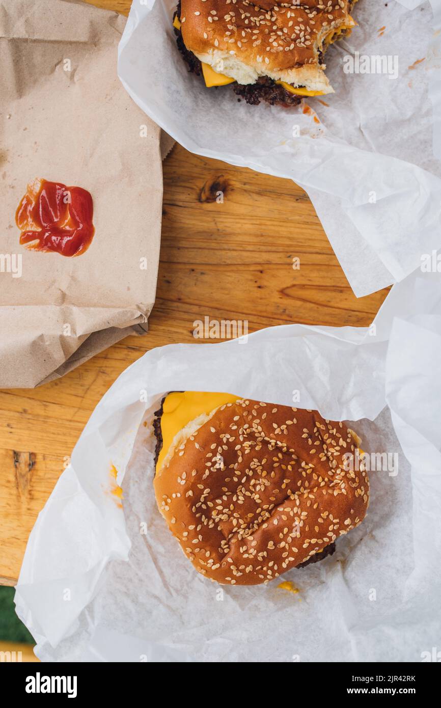 Zwei Cheeseburger mit Sesambrötchen mit einer Seite Pommes Frites und Ketchup Stockfoto