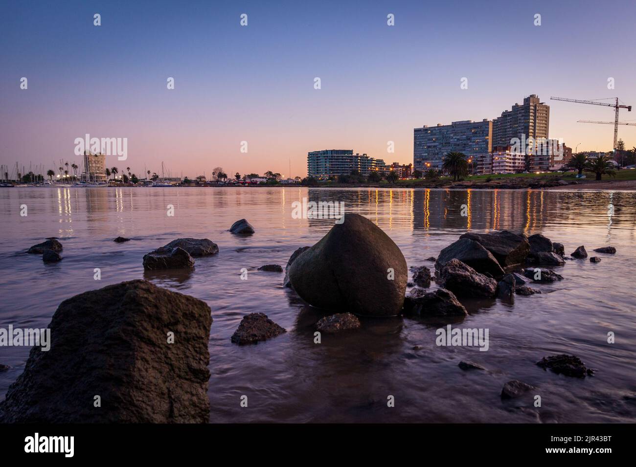 Montevideo Rambla in Uruguay, Blick auf den ruhigen Strand der Rambla im Winter. Der Sonnenuntergang in einer sauberen Atmosphäre. Stockfoto
