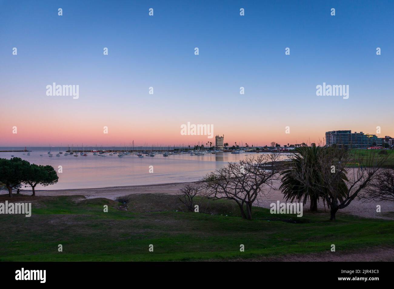Montevideo Rambla in Uruguay, Blick auf den ruhigen Strand der Rambla im Winter. Der Sonnenuntergang in einer sauberen Atmosphäre. Stockfoto