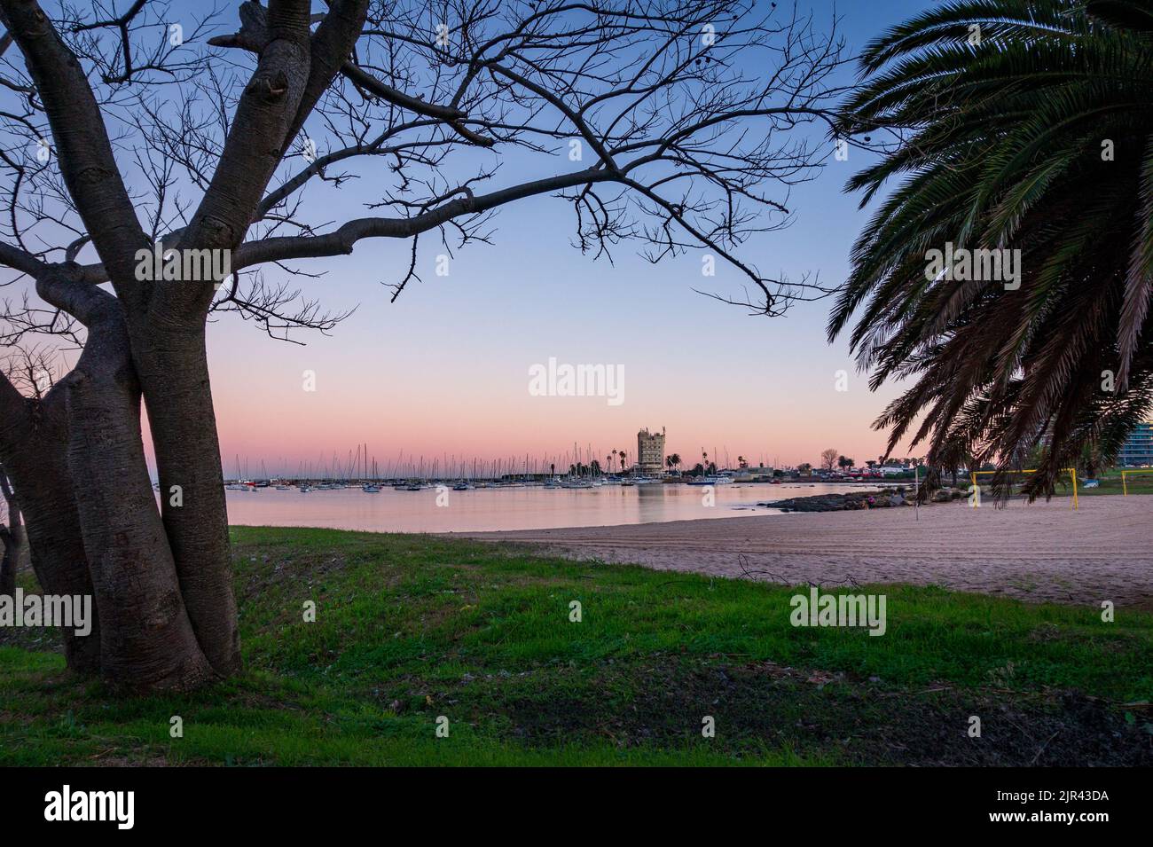 Montevideo Rambla in Uruguay, Blick auf den ruhigen Strand der Rambla im Winter. Der Sonnenuntergang in einer sauberen Atmosphäre. Stockfoto
