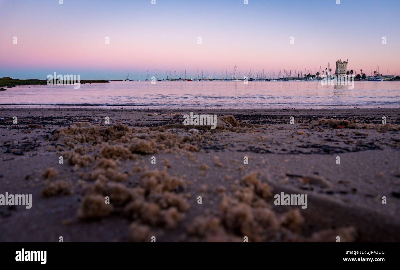 Montevideo Rambla in Uruguay, Blick auf den ruhigen Strand der Rambla im Winter. Der Sonnenuntergang in einer sauberen Atmosphäre. Stockfoto