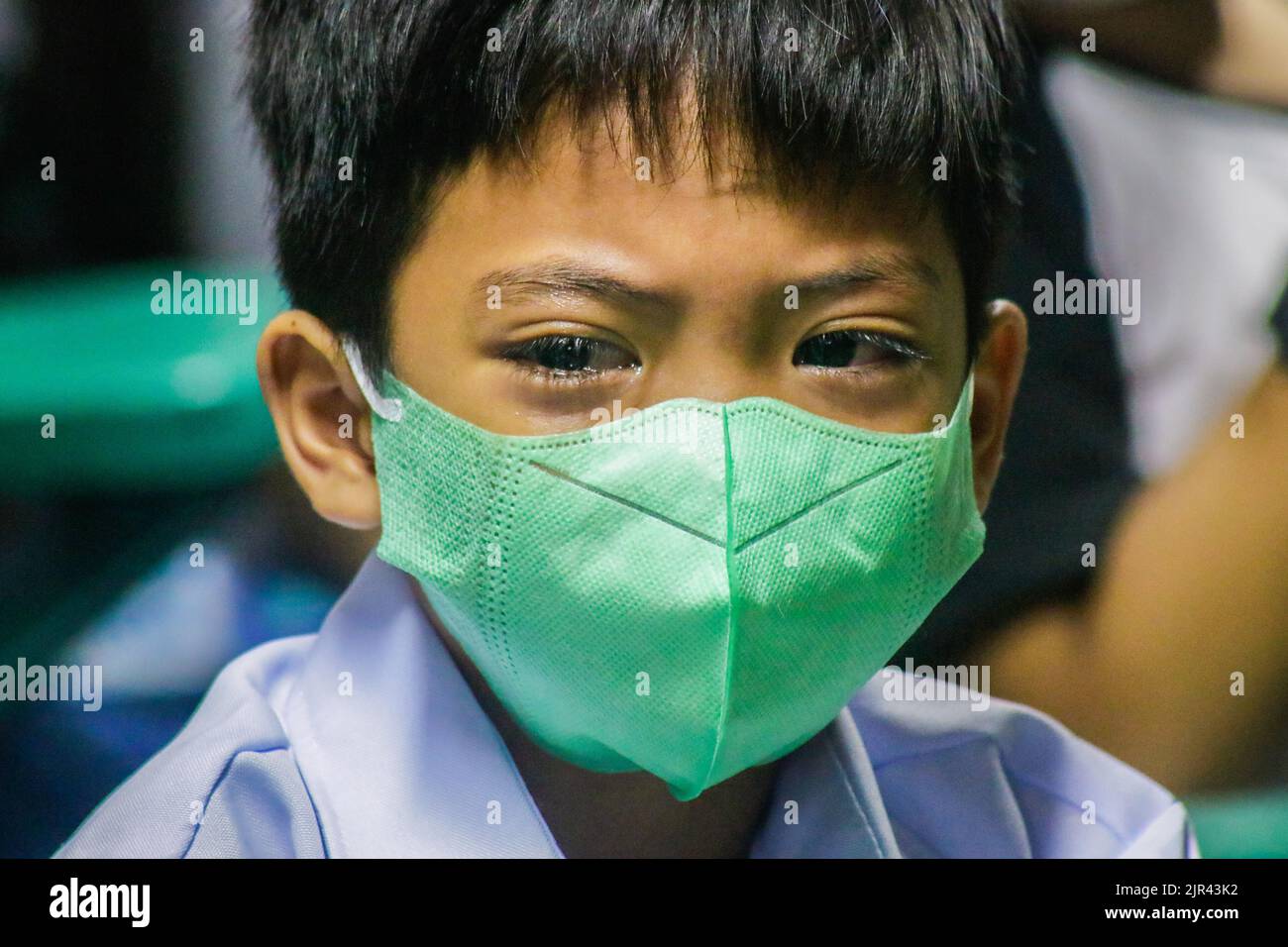 Ein Grundschüler wird von Tränen gerührt, als er zum ersten Mal eine persönliche Klasse erlebt. Die Philippinen beginnen nach 2 Jahren virtueller Schulbildung aufgrund der Pandemie den persönlichen Unterricht. Das Bildungsministerium (DepEd) sagte, dass es 27.691.191 eingeschriebene Lernende für das Schuljahr 2022-2023 gibt. 19 % der Studenten auf den Philippinen sind vollständig geimpft, und 20 % erhielten nur ihre erste Dosis des COVID-19-Impfstoffs, sagte DepEd. Das Protokoll der Abteilung lautet: Wenn es Fälle von COVID-19 gibt oder einige Studenten an grippeähnlichen Symptomen leiden, werden sie definitiv von einem persönlichen Kurs zurück zu einer Mischung wechseln Stockfoto