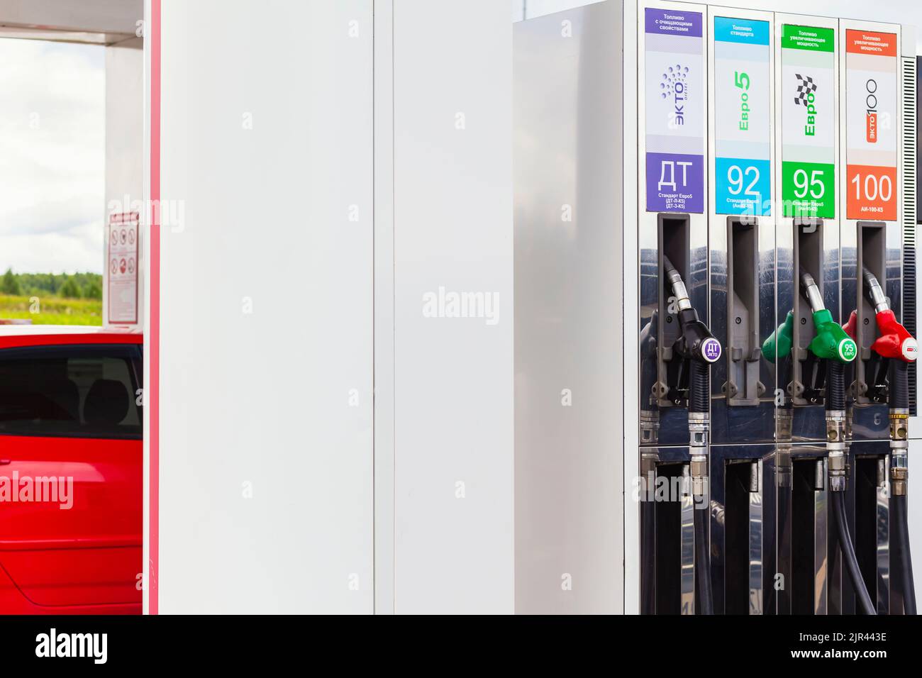 Nahaufnahme des Kraftstoffspenders mit farbigen Griffen Düsen zum Auftanken. Tankdüsen für Dieselkraftstoff, 95 und 100 Benzin an der Tankstelle. KRAFTSTOFFKrisi Stockfoto