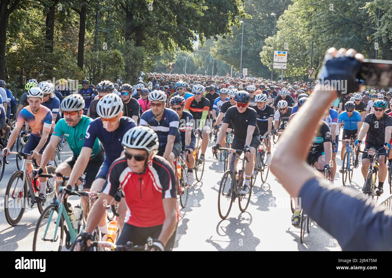 Hamburg, Deutschland. 21. August 2022. Radfahren: Cyclassics, Teilnehmer des Altersgruppenrennens am Start auf der Kennedy Bridge. Quelle: Georg Wendt/dpa/Alamy Live News Stockfoto