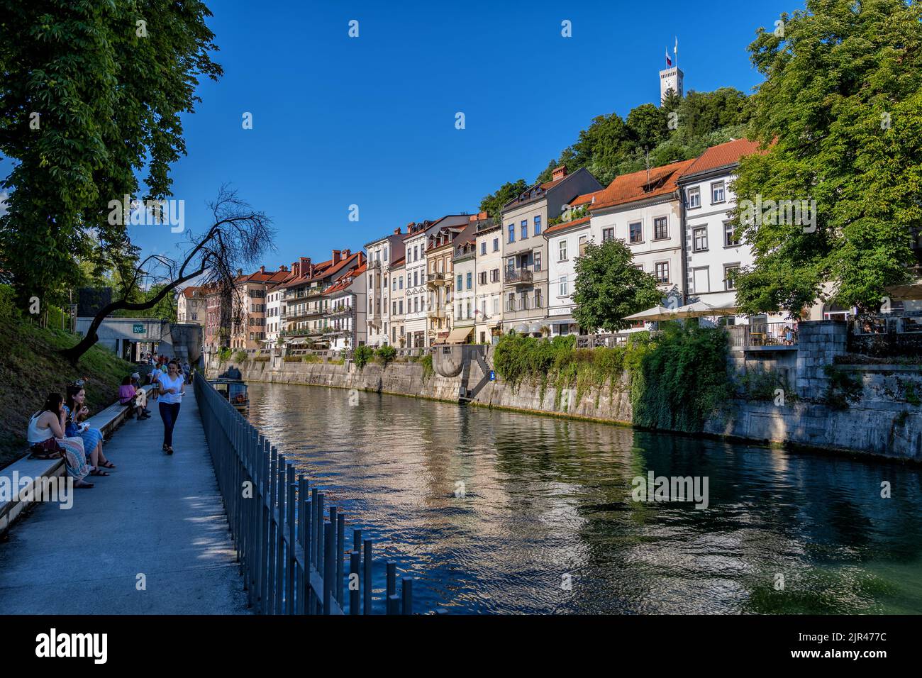 Ljubljana, Slowenien - 13. Juli 2022: Uferpromenade und Altstadt-Skyline entlang des Flusses Ljubljanica im Stadtzentrum Stockfoto