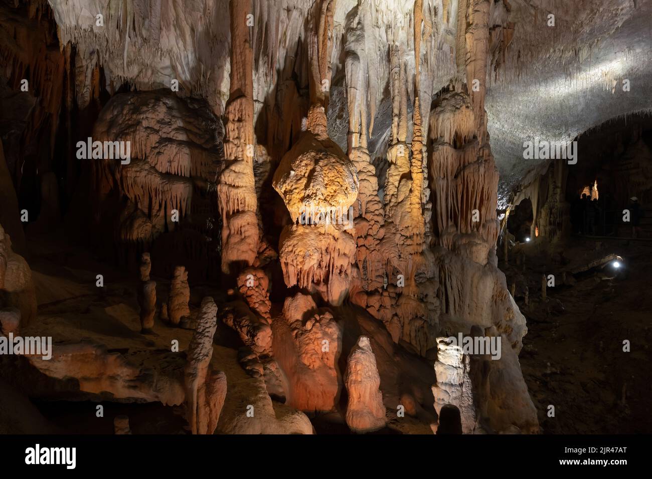 Postojna, Slowenien - 15. Juli 2022: Höhle Postojna (Slowenisch: Postojnska jama), unterirdische Felsformation im Karsthöhlensystem. Stockfoto