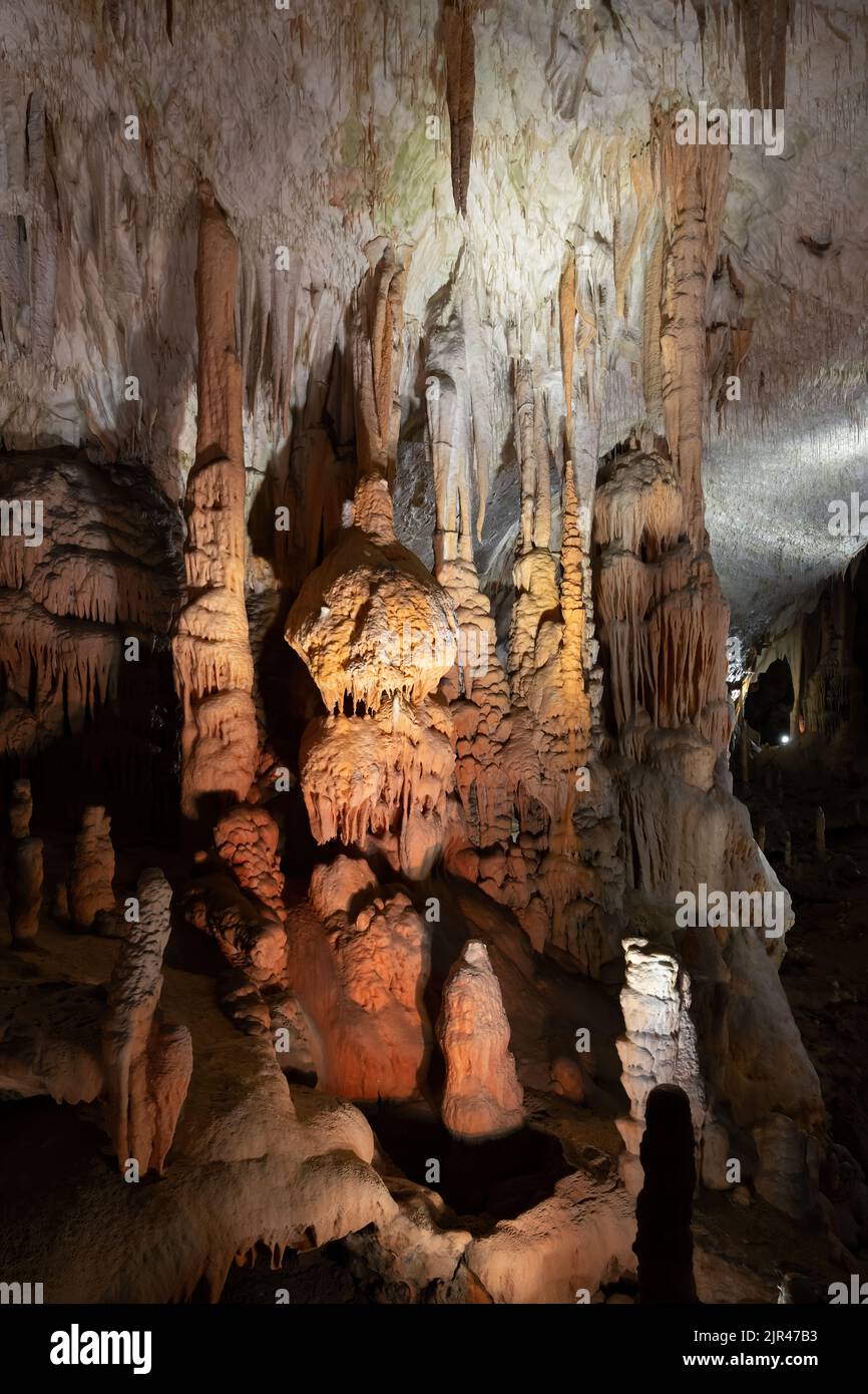 Postojna, Slowenien - 15. Juli 2022: Höhle Postojna (Slowenisch: Postojnska jama), Stalagmiten und Stalaktiten, unterirdische Gesteinsformation im Karst Stockfoto