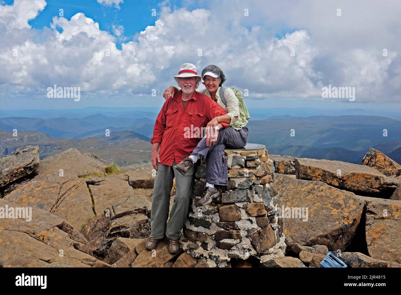 Ein älteres Paar auf dem Gipfel des Cardle Mountain in Tasmanien Stockfoto