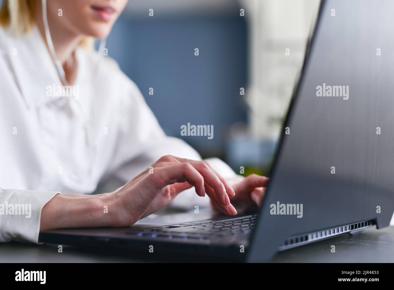 Nahaufnahme der weiblichen Hände auf der Tastatur Stockfoto