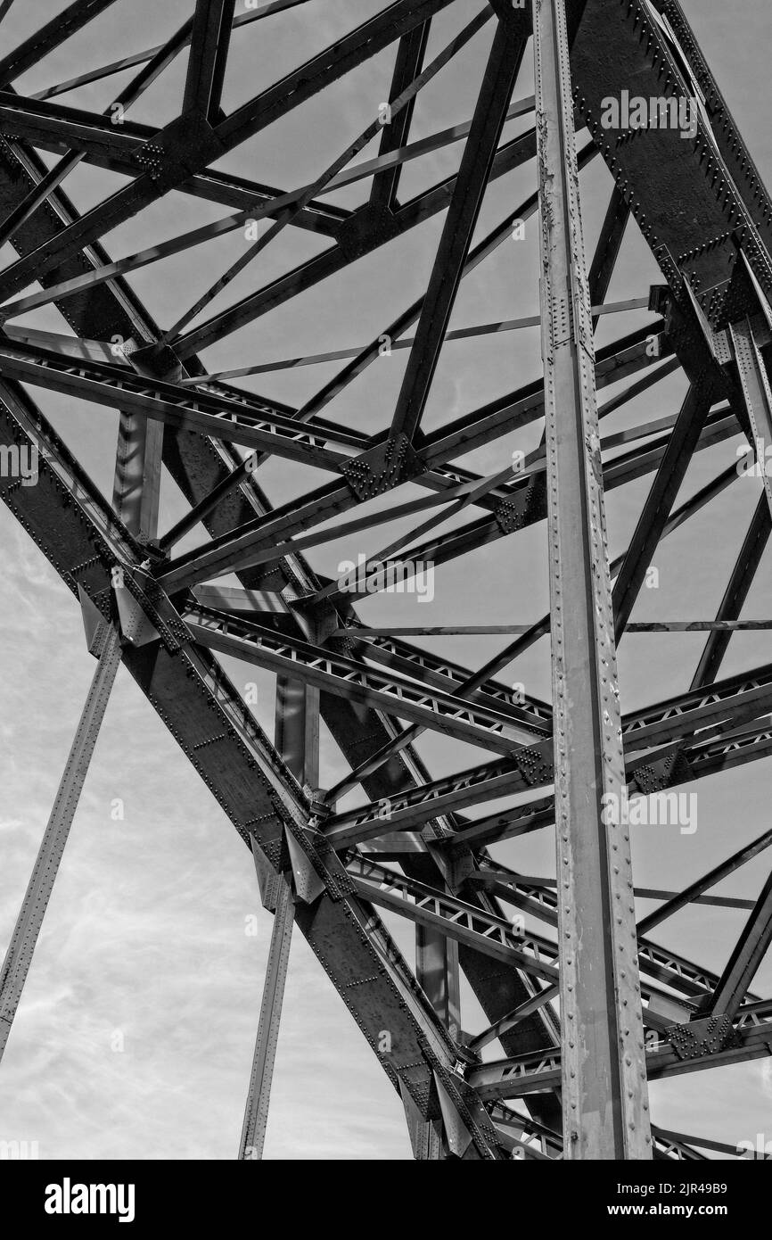 Blick auf die Eisenkonstruktion des Bogens der Tyne Bridge in Newcastle upon Tyne in Nordostengland. Stockfoto
