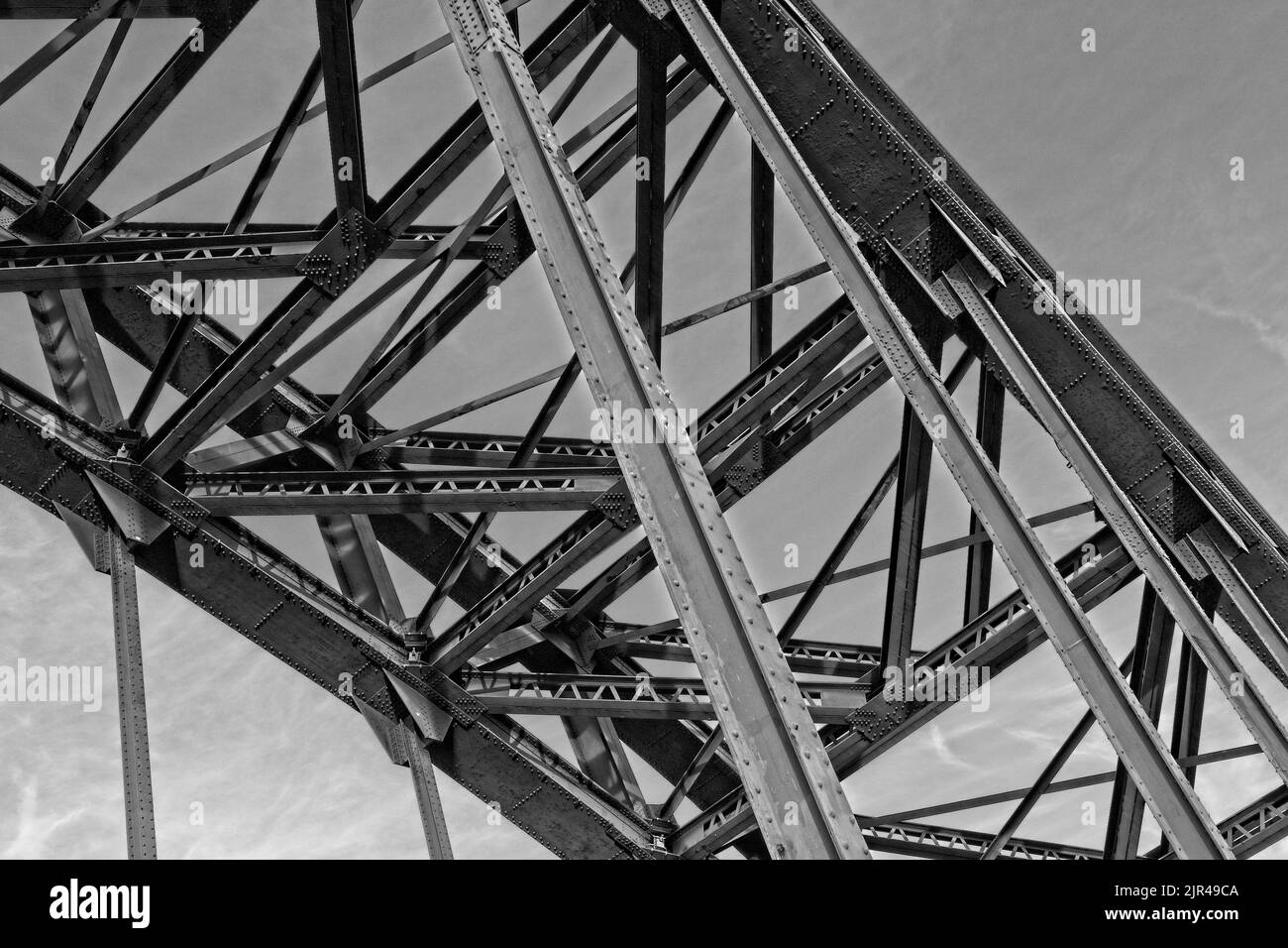 Blick auf die Eisenkonstruktion des Bogens der Tyne Bridge in Newcastle upon Tyne in Nordostengland. Stockfoto