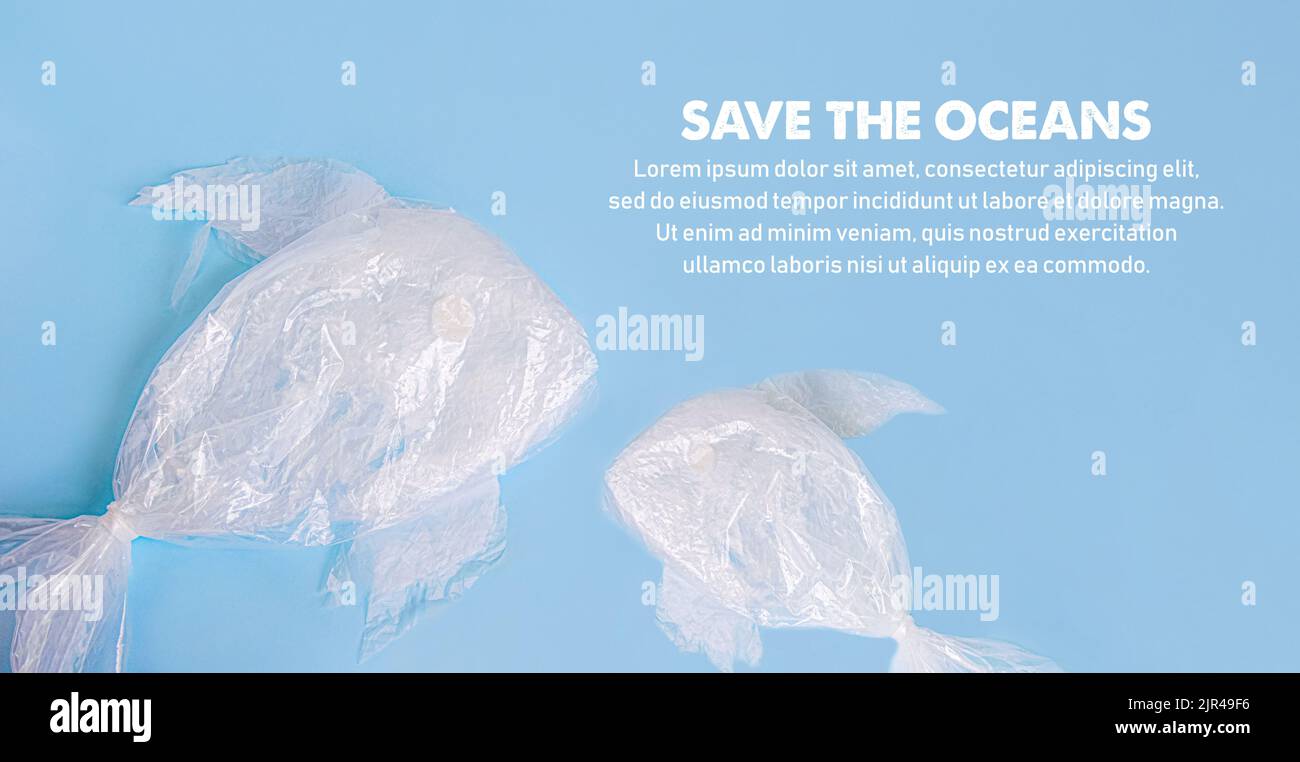 Verschmutzung der Weltmeere mit Plastikmüll. Fisch aus Abfall auf blauem Hintergrund. Recycling und das Verbot der Verwendung von Polyethylen. Konzept Stockfoto