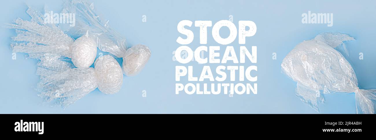 Meer und Meer Leben aus Abfall. Fische und Quallen aus Plastikmüll auf blauem Hintergrund. Verschmutzung des Planeten. Konzept der Rettung der Umwelt Stockfoto