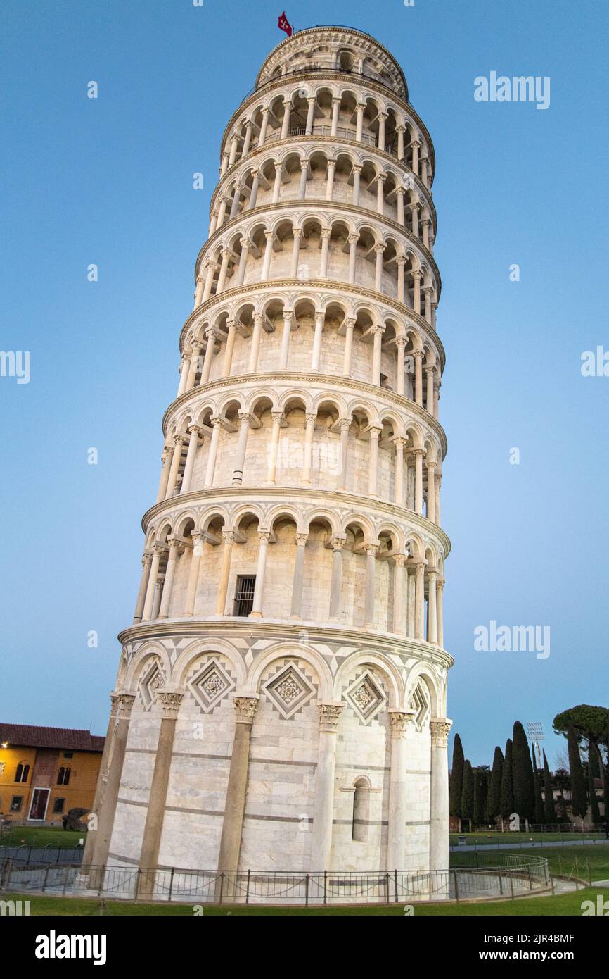 Pisa ist eine Stadt und Kommune in der Toskana, Mittelitalien, die den Arno überspannt, kurz