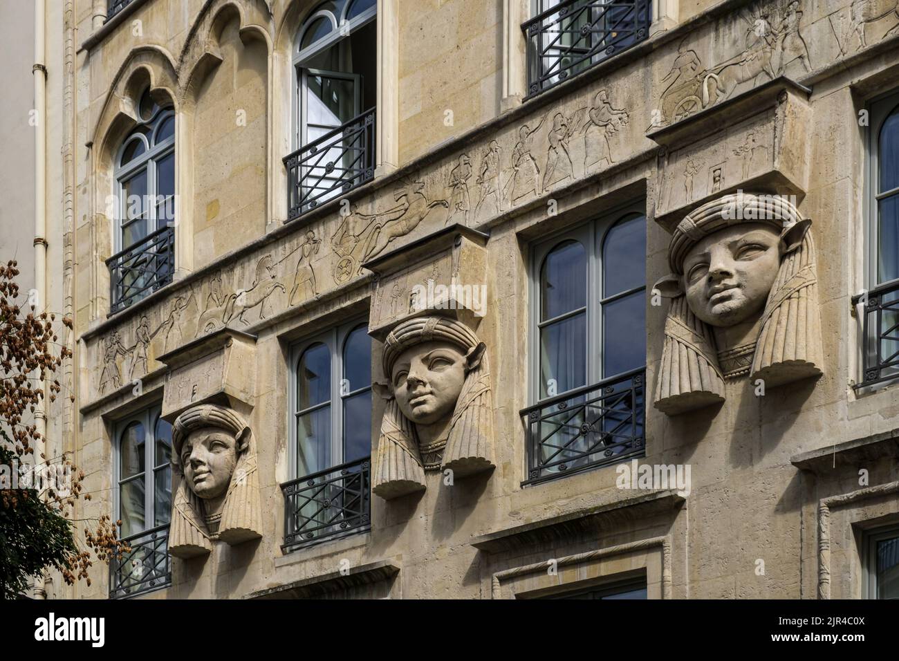 Frankreich. Paris (75) (2. Bezirk) Platz Le Caire : 'ägyptisches' Haus, dessen Fassade mit 3 geschnitzten Köpfen der Göttin Hathor geschmückt ist (Architekt: G Stockfoto