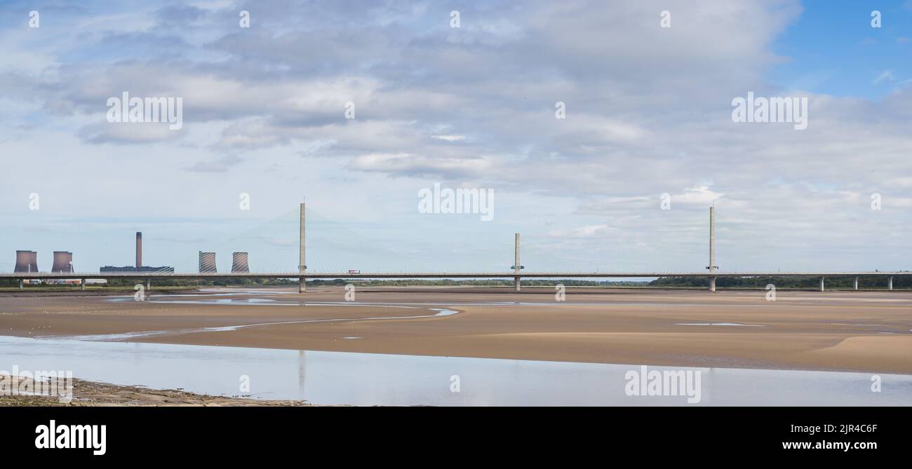 Die Mersey Gateway Bridge verbindet Runcorn und Widness in CHeshire und überspannt den Fluss Mersey bei Ebbe. Stockfoto