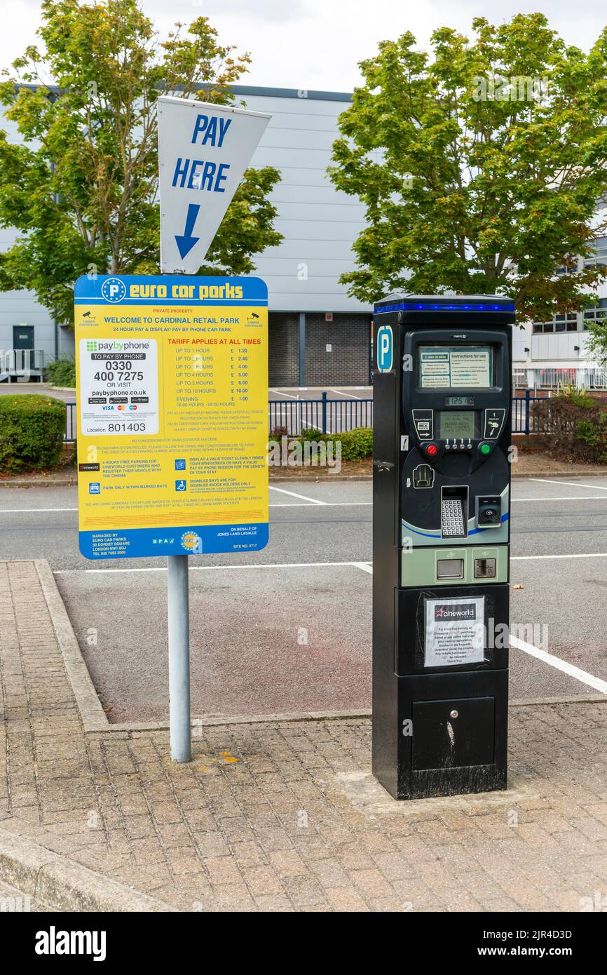 Euro Parkplätze Ticketautomat und Schild, Pay here, Cardinal Retail Park, Ipswich, Suffolk, England, Großbritannien Stockfoto