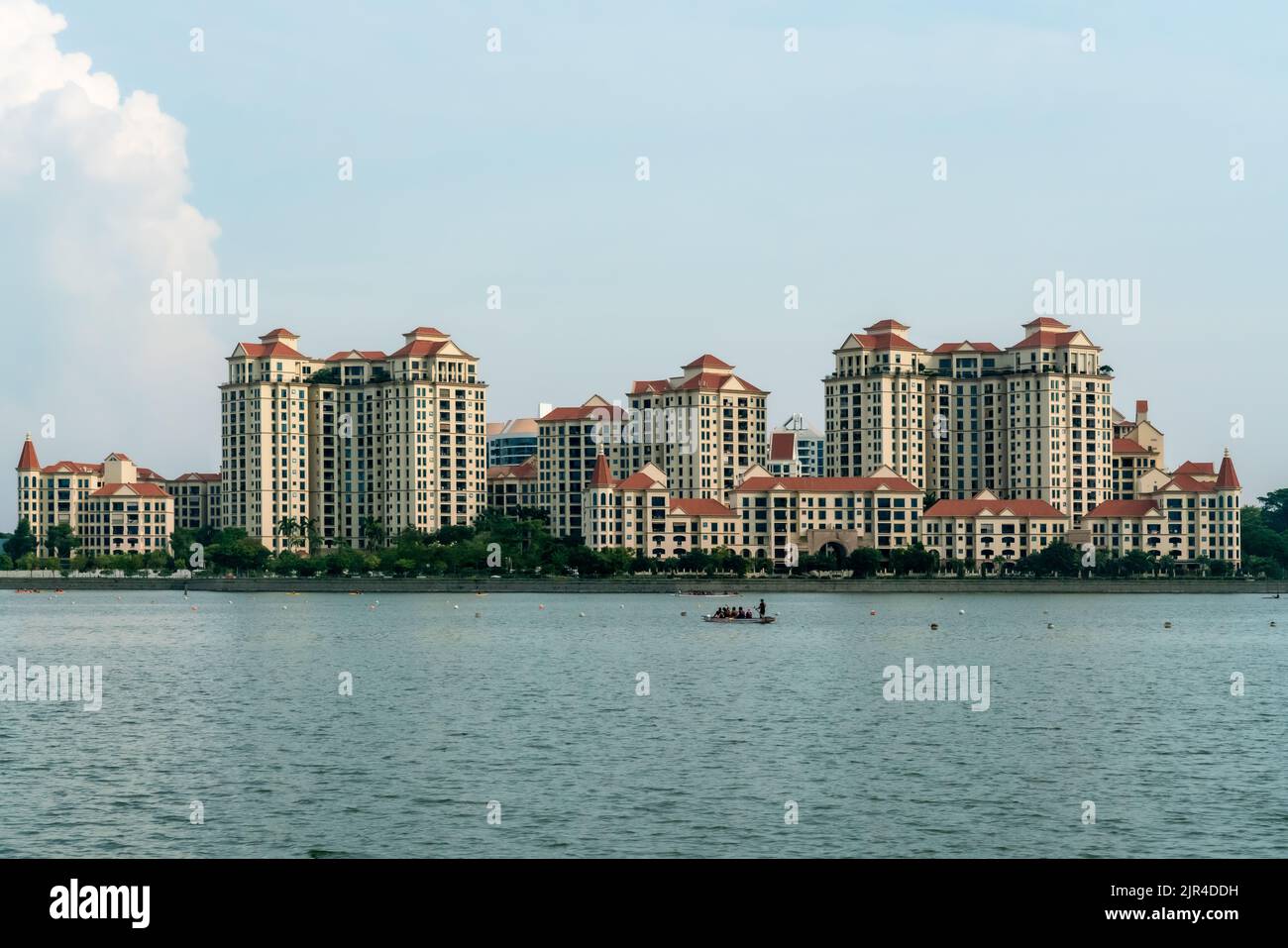 Wunderschöne Costa Rhu Wohnanlagen in der Nähe des Flusses in der Tanjong Rhu Road, Singapur Horizontal Shot. Stockfoto