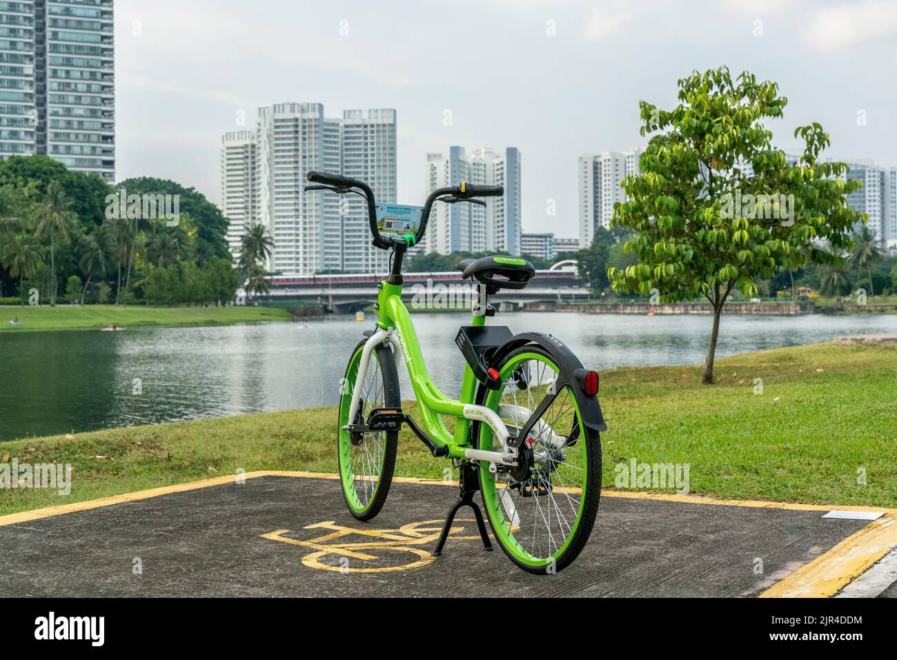 Ein beliebtes Bike-Sharing "Anywheel" ist schön im Kallang Riverside Park, Singapur, geparkt. Stockfoto