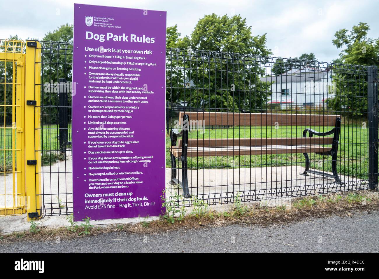 ENNISKILLEN, NORDIRLAND - JULI 20 2022 : Enniskillen hat einen Park für Hunde. Stockfoto