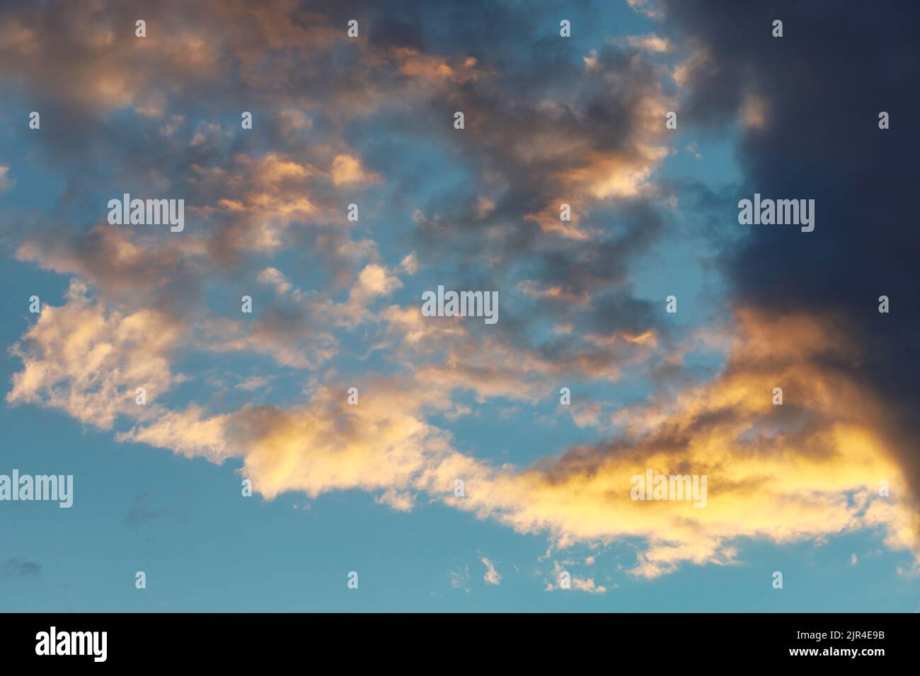 Nur Himmel bei dramatischem Sonnenuntergang Stockfoto