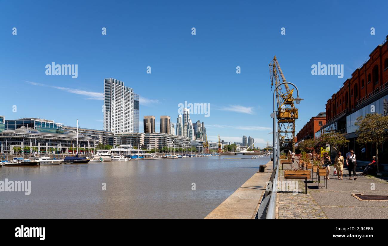 Eine schöne Aussicht auf Boote, die an einem Hafen von Puerto Madero, Buenos Aires, Argentinien, festgemacht sind Stockfoto