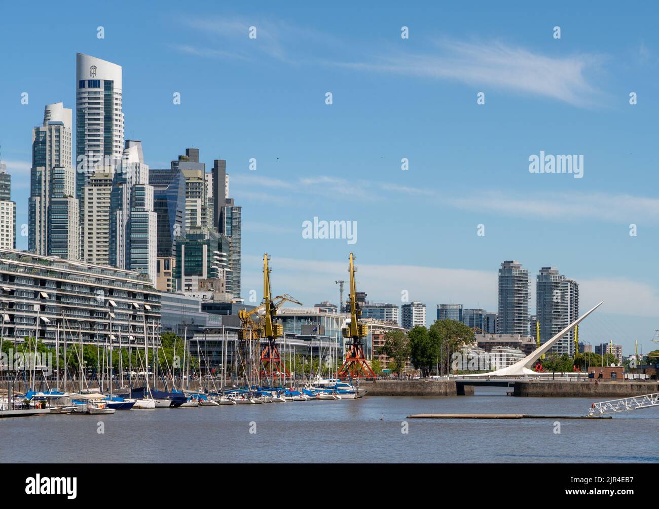 Eine schöne Aussicht auf Boote, die an einem Hafen von Puerto Madero, Buenos Aires, Argentinien, festgemacht sind Stockfoto