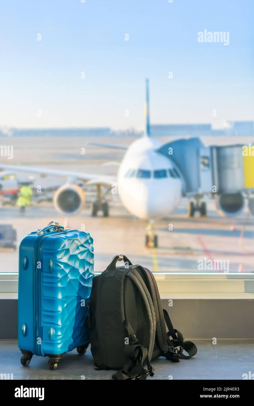 Gepäck vor einem Flugzeug mit Kopieplatz am Himmel Stockfoto