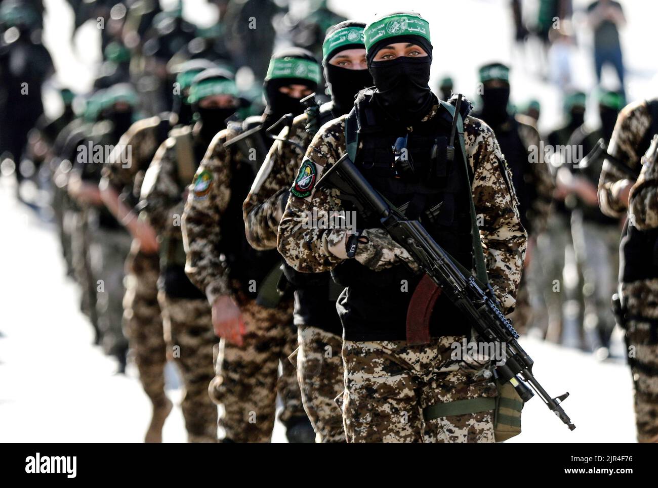 Bewaffnete von den Izz al-DIN al-Qassam Brigaden, dem militärischen Flügel der Hamas, während eines antiisraelischen militärmarsches in Gaza-Stadt im Gazastreifen. Palästina. Stockfoto