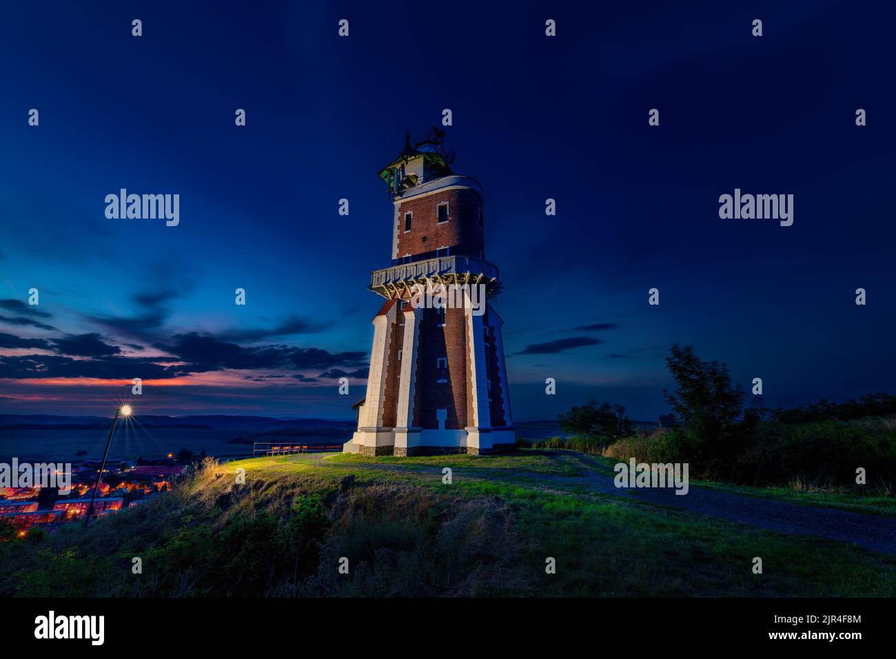 Schillers Aussichtsturm - der von weitem sichtbare Turm steht auf einem Hügel über dem Dorf Kryry (bei Podbořany), wo einst die Burg stand. Stockfoto