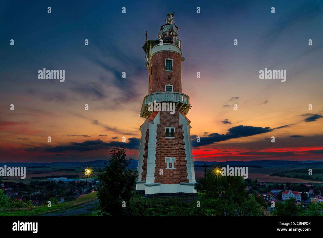 Schillers Aussichtsturm - der von weitem sichtbare Turm steht auf einem Hügel über dem Dorf Kryry (bei Podbořany), wo einst die Burg stand. Stockfoto