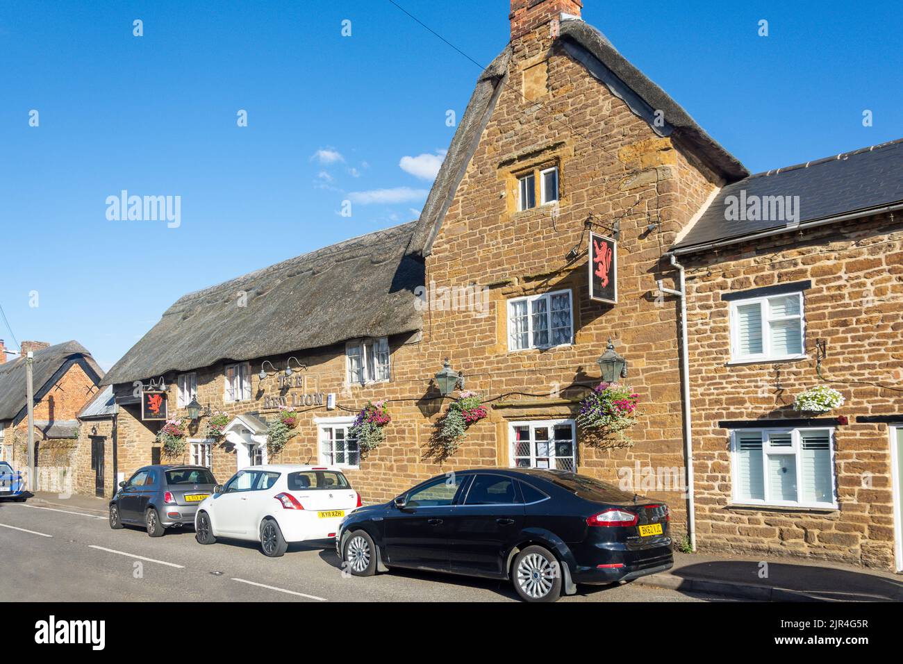 17. Century The Red Lion Inn, Main Road, Crick, Northamptonshire, England, Vereinigtes Königreich Stockfoto