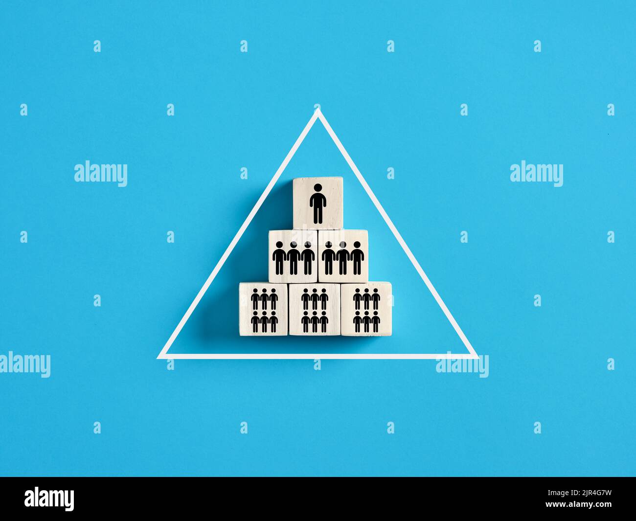 Pyramide aus Holzwürfeln, die die Hierarchie der Gesellschaft oder des Organisationsmodells des Unternehmens symbolisiert. Das traditionelle Modell der vertikalen Leistungsverteilung, pers Stockfoto