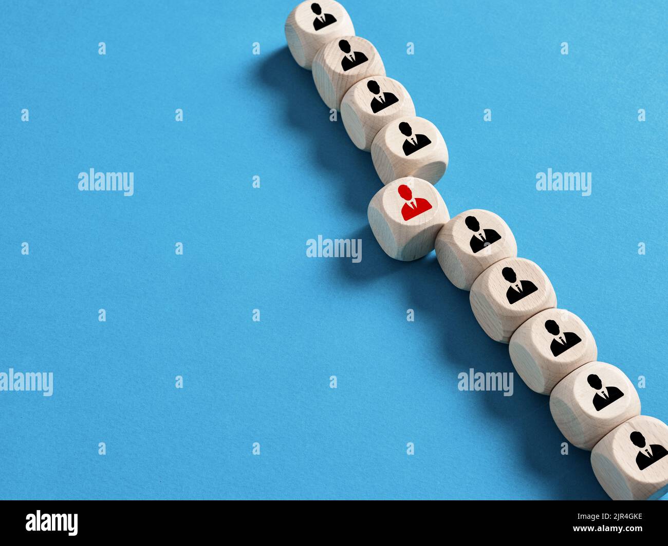 Schwaches Glied in der organisatorischen Kette, im Team oder in der Struktur. Entlassung des Mitarbeiters. Entlassung eines inkompetenten Mitarbeiters. Stockfoto