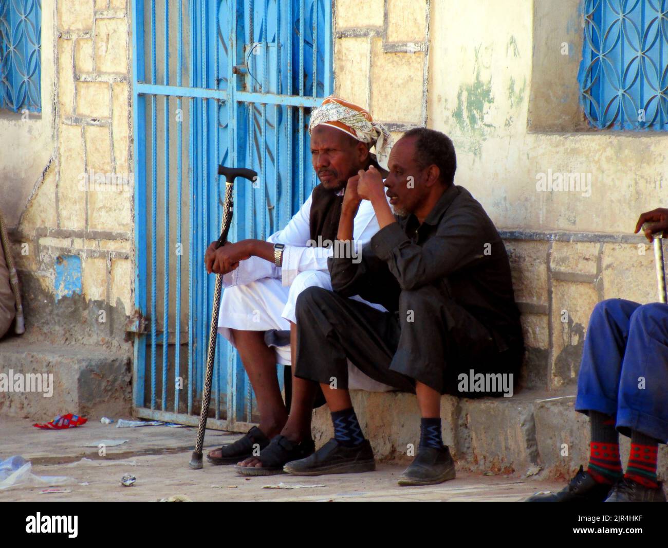 Die somalischen Frauen tragen eine ungleiche Hauptlast der Nöte, die durch Armut und Clankultur verursacht werden, die strenge männliche Autorität fördert. Stockfoto