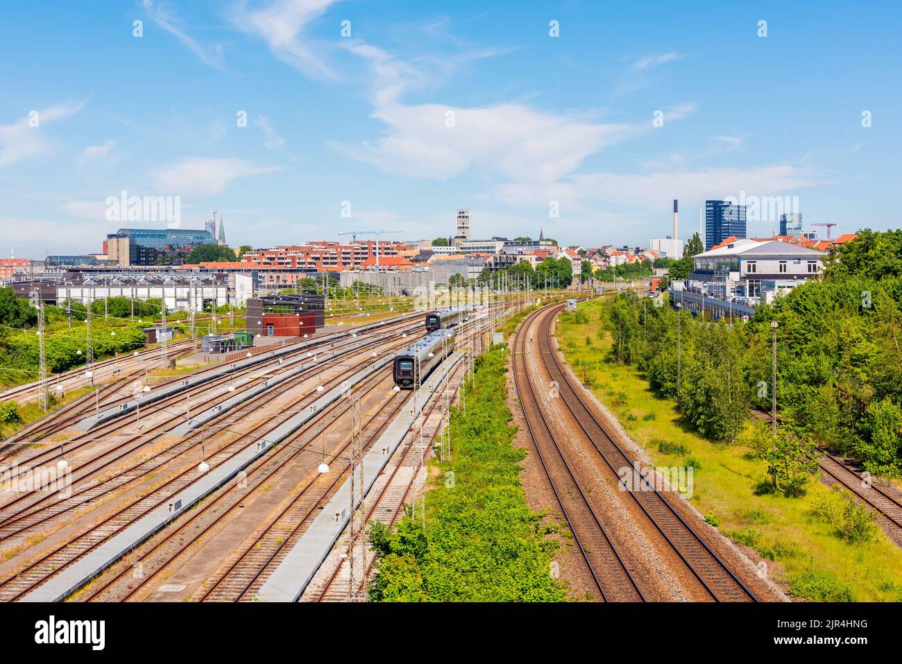 Bahnstrecken und -Hof in der Nähe des Hauptbahnhofs von Aarhus, Dänemark, am Sommertag Stockfoto