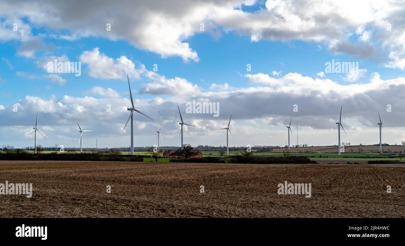 Windkraftanlagen erzeugen saubere erneuerbare Energie Stockfoto