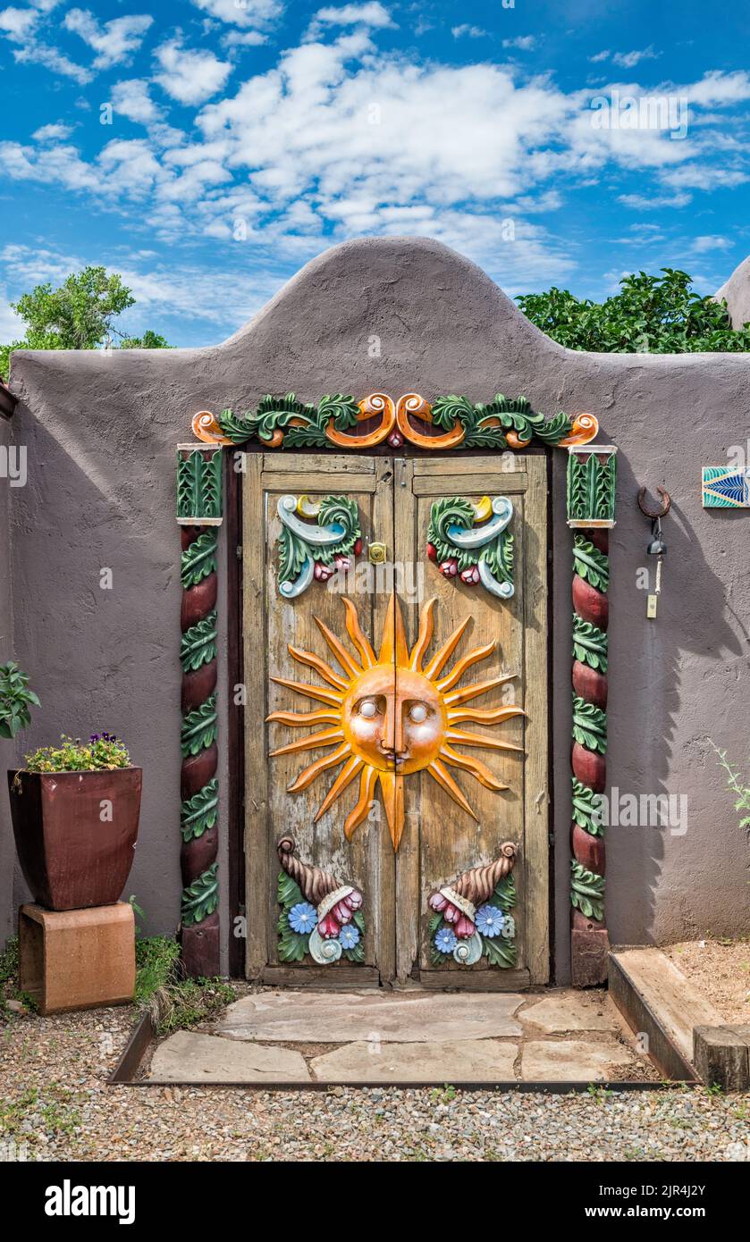 Sunburst Dekoration an der Holztür in der Kunstgalerie, River Street in Los Cerrillos, The Turquoise Trail, New Mexico, USA Stockfoto