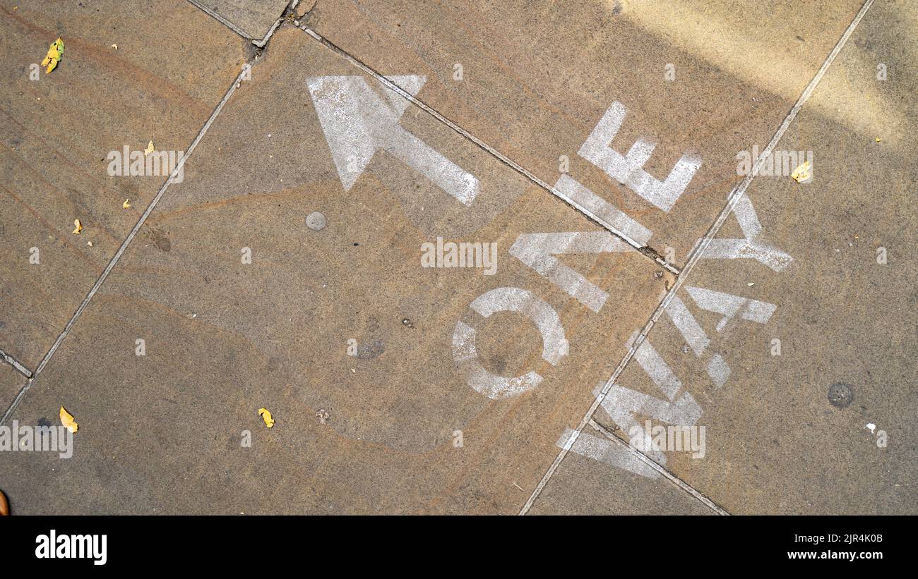 Einbahnschild auf dem Bürgersteig gemalt Stockfoto