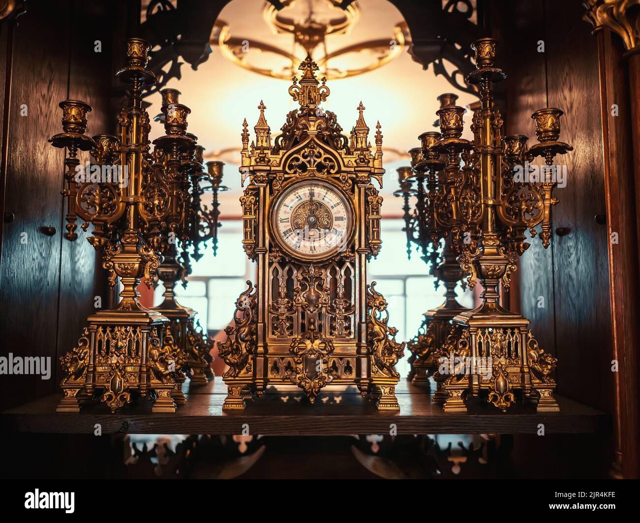 Alte antike Uhr aus dem 19.. Jahrhundert. Antiquitäten und Sammlerstücke. Stockfoto