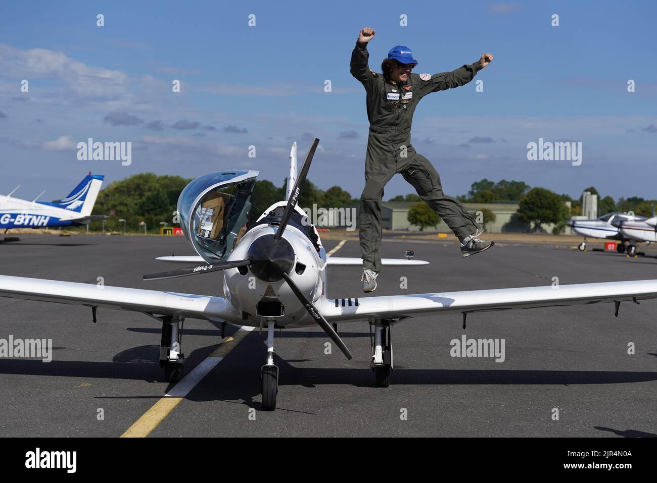 Der 17-jährige Pilot Mack Rutherford am Biggin Hill Airport, Westerham, Kent, fährt mit seinem Versuch fort, den Guinness-Weltrekord für die jüngste Person zu schlagen, die allein in einem Kleinflugzeug um die Welt fliegt. Bilddatum: Montag, 22. August 2022. Stockfoto