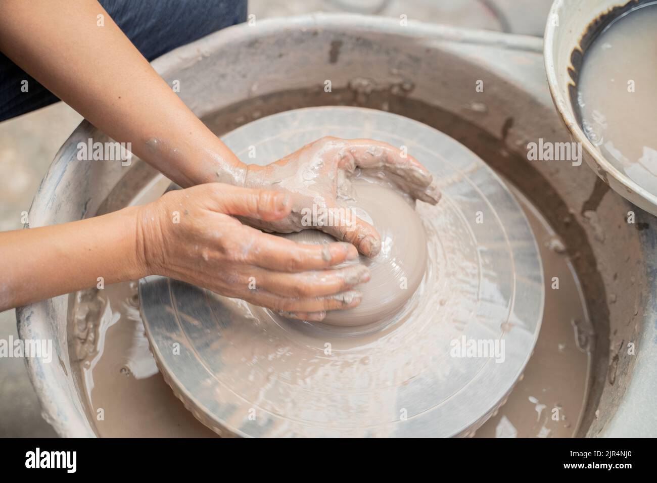 Aktive Ältere Frau, Die Töpferei Macht. Stockfoto